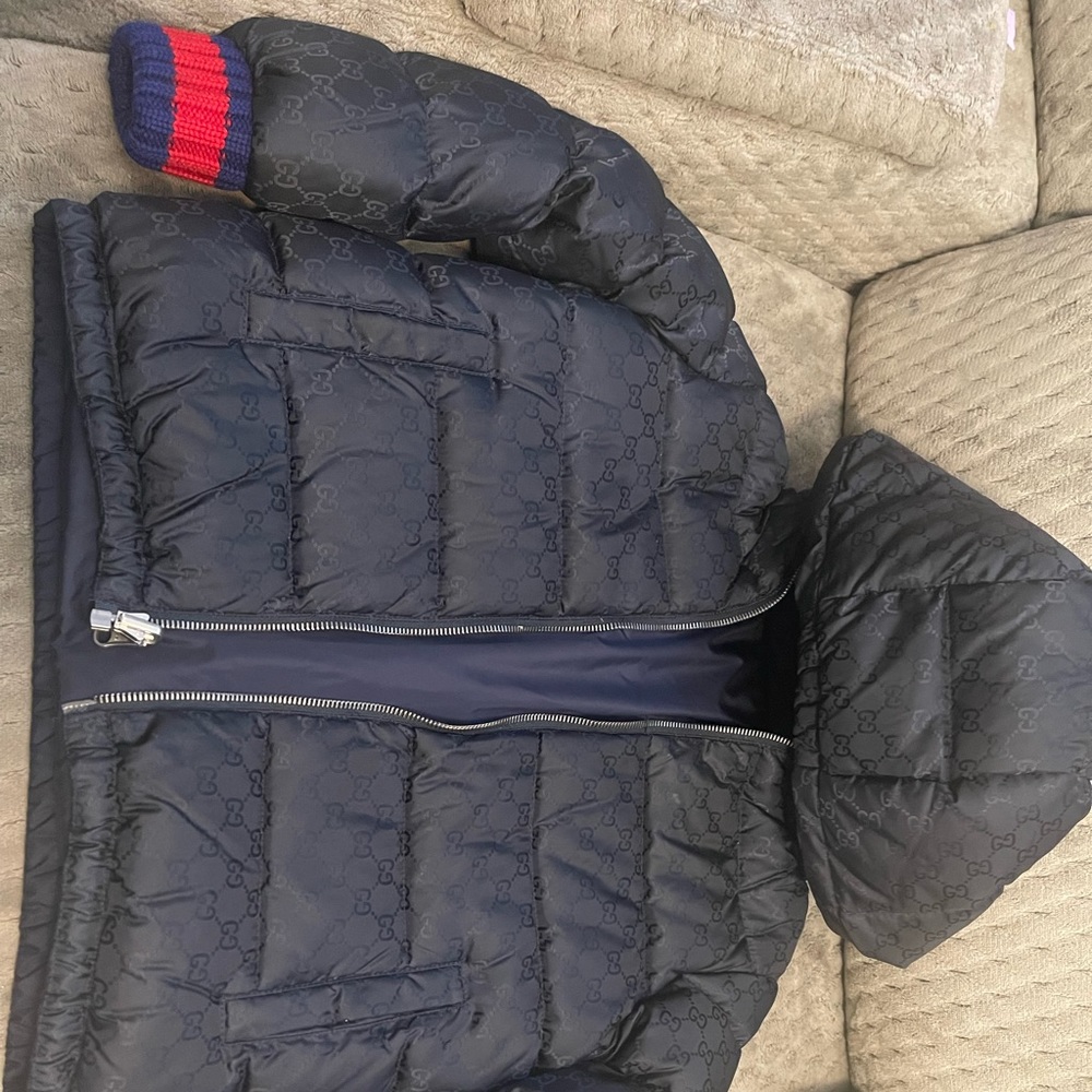 Kids (boys) Gucci reversible logo coat. $450.00 size 5. Gently worn